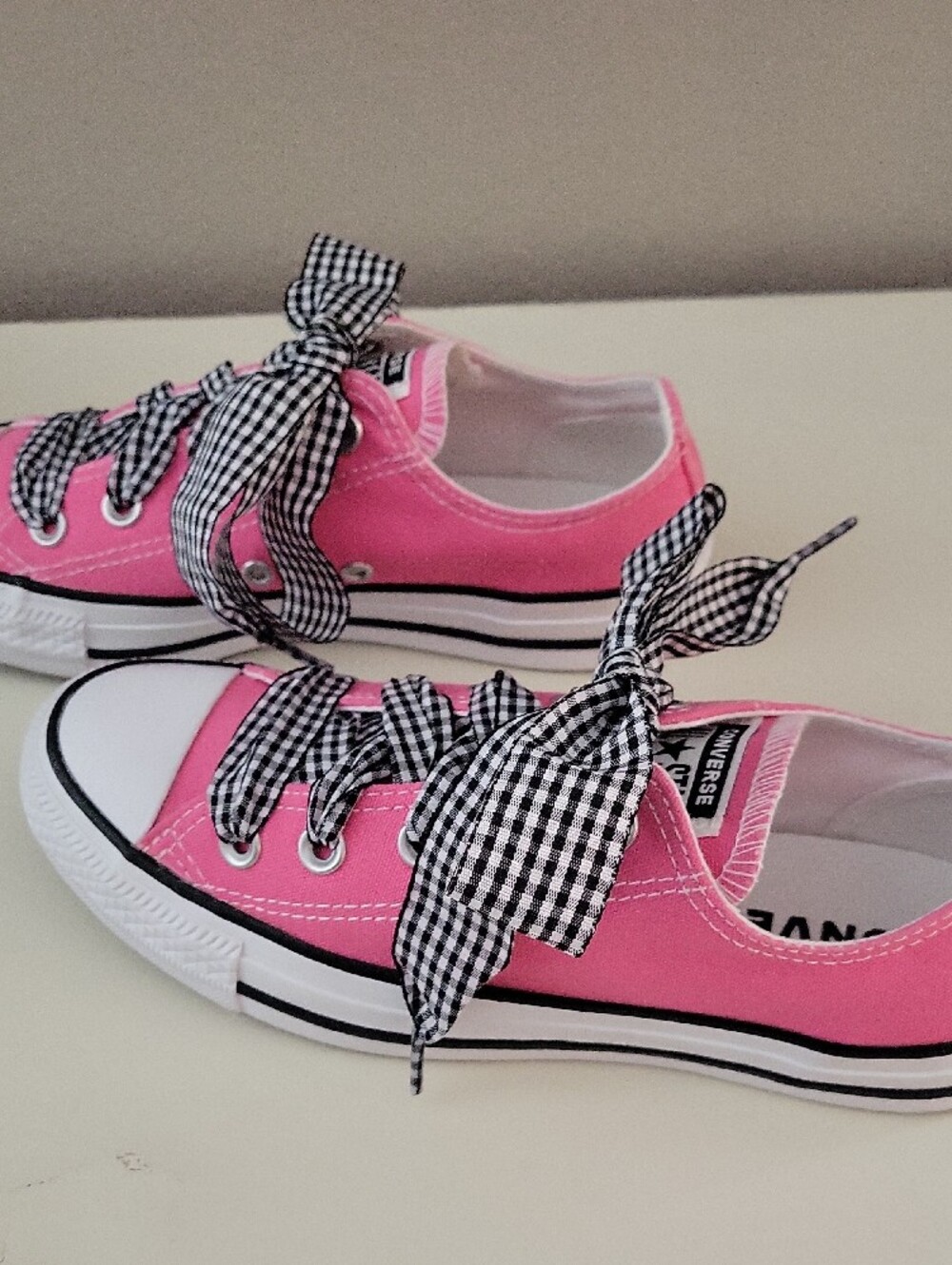 Converse Pink Low-Top Sneakers with Black-and-White Gingham Laces - Picture 5 of 8